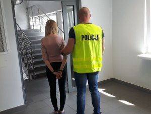 policjant prowadzi zatrzymaną