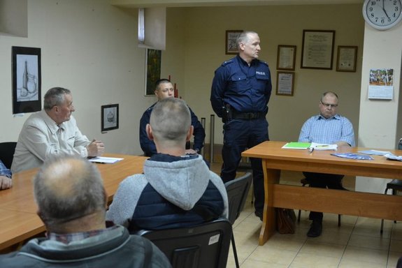 Policjanci na spotkaniu z emerytowanymi żołnierzami.