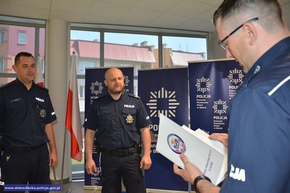 Policjanci odbierający wyróżnienie.