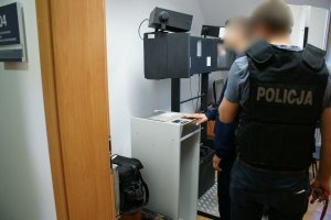 policjanci prowadzą zatrzymanego