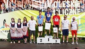 najlepsi zawodnicy na podium