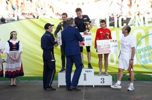 najlepsi zawodnicy na podium odbierają nagrody