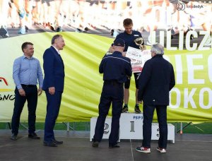 najlepszy zawodnik na podium odbiera nagrodę