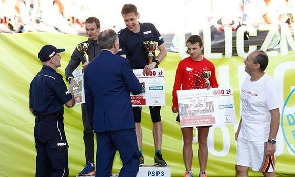 najlepsi zawodnicy na podium odbierają nagrody