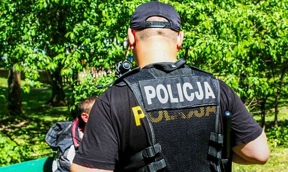 policjant podczas patrolu