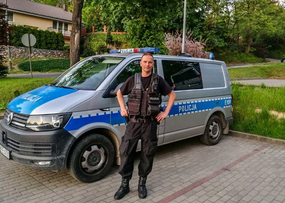 Policjant po służbie.