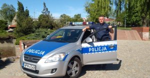 policjant przy radiowozie