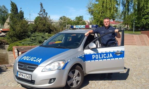 policjant przy radiowozie