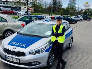 policjantka przy radiowozie