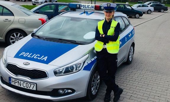 policjantka przy radiowozie