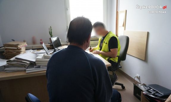 policjant przesłuchuje zatrzymanego