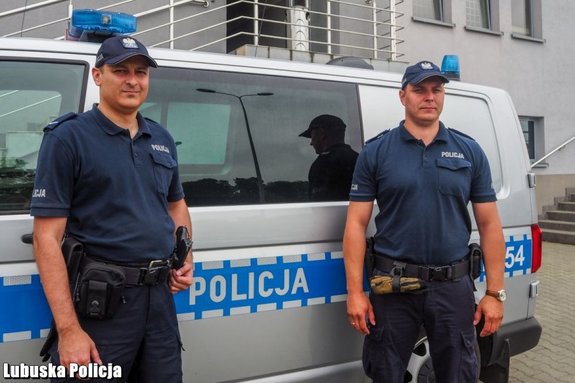 Policjanci, którzy uratowali mężczyznę.