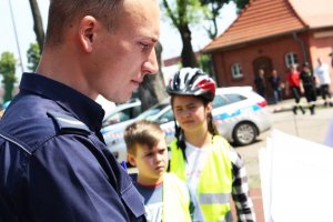 Policjanci na zawodach rowerowych.