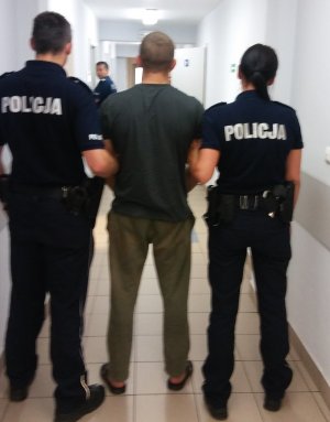 Policjanci z zatrzymanym