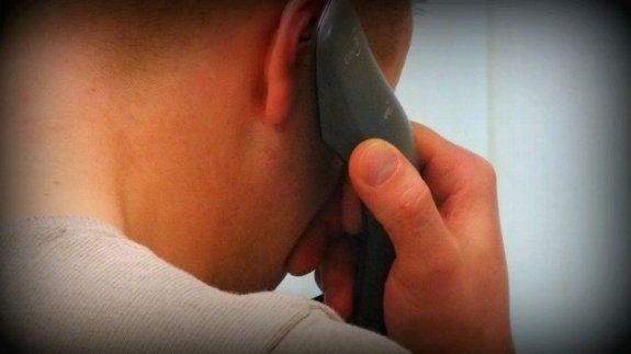 mężczyzna rozmawiający przez telefon