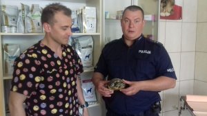 policjant z żółwiem i lekarz
