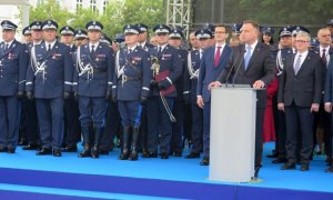 Przemawia Prezydent Andrzej Duda. W tle uczestnicy uroczystości na trybunie honorowej.