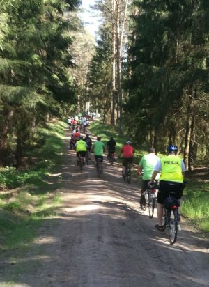 Policjanci bydgoskiej prewencji dbali o bezpieczeństwo cyklistów jadących dla Stasia i Bartka