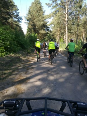 Policjanci bydgoskiej prewencji dbali o bezpieczeństwo cyklistów jadących dla Stasia i Bartka