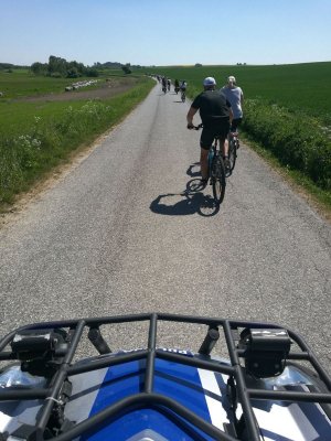 Policjanci bydgoskiej prewencji dbali o bezpieczeństwo cyklistów jadących dla Stasia i Bartka
