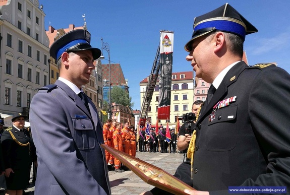 Policjant odbierający nagrodę.