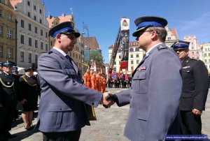 Policjant odbierający nagrodę.