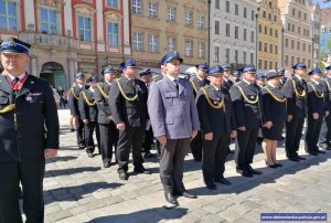 Policjant odbierający nagrodę.