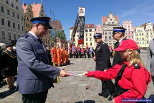 Policjant odbierający nagrodę.