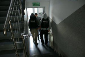 Policjant z zatrzymanym.