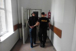 Policjant z zatrzymanym.