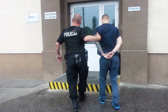 Policjant z zatrzymanym.