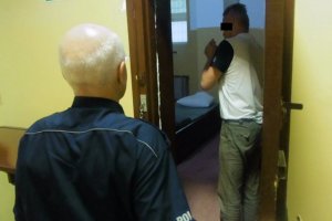 Policjant z zatrzymanym.