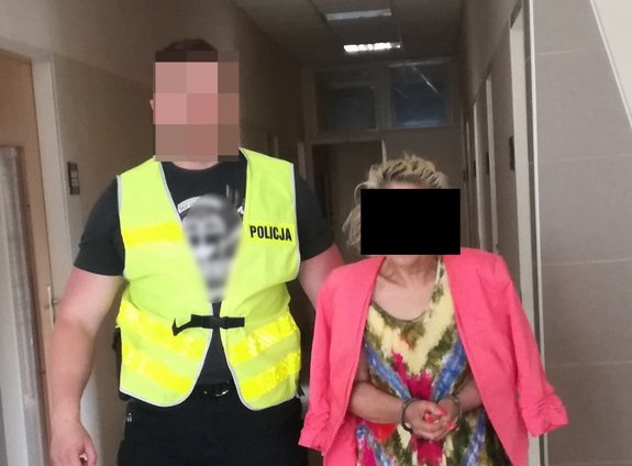 Policjant z zatrzymaną kobietą