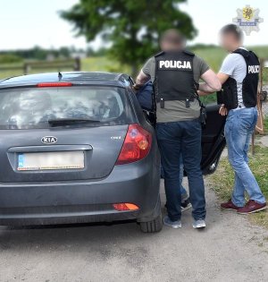 policjanci z zatrzymanym