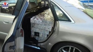 zabezpieczone paczki papierosów w samochodzie