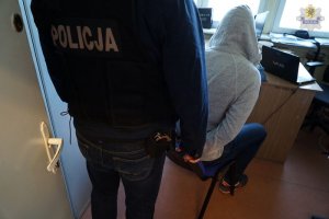 policjant z zatrzymanym