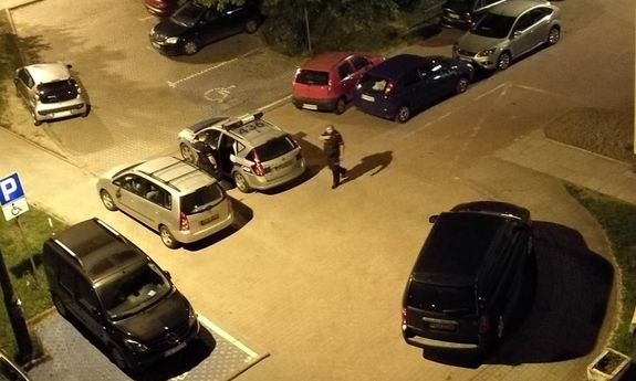 samochody na parkingu