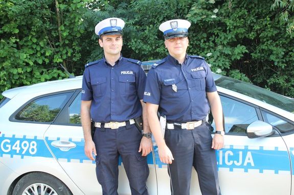 Policjanci pilotowali samochód z chorym mężczyzną do szpitala