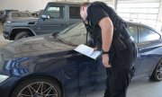 policjant prowadzi czynności przy odzyskanym samochodzie