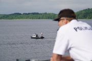 policjant obserwujący bezpieczeństwo nad wodą