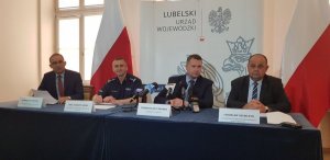 Wojewoda Lubelski, Przemysław Czarnek, Komendant Wojewódzki Policji w Lublinie insp. Robert Szewc oraz Kierownik CPR w Lublinie Jarosław Szymczyk podczas briefingu