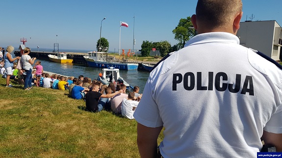 policjant obserwujący bezpieczeństwo nad wodą