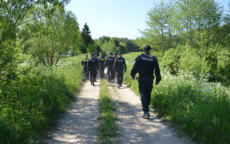 Dzieci zeszły z drogi i zgubiły się w lesie. Pomogli policjanci