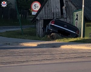 samochód wjechał w pustostan