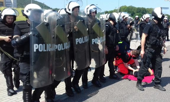 policjanci w trakcie czwiczeń