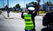 policjant kieruje ruchem drogowym