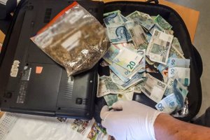 Zatrzymany agresor, zabezpieczone blisko 100 porcji narkotyków i 14 tys. zł efektem pracy policjantów