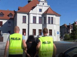 policjanci z zatrzymaną