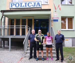 policjanci podczas sztafety rowerowej