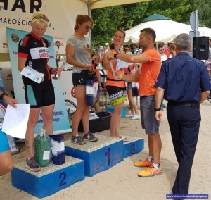 uczestnicy zawodów na podium